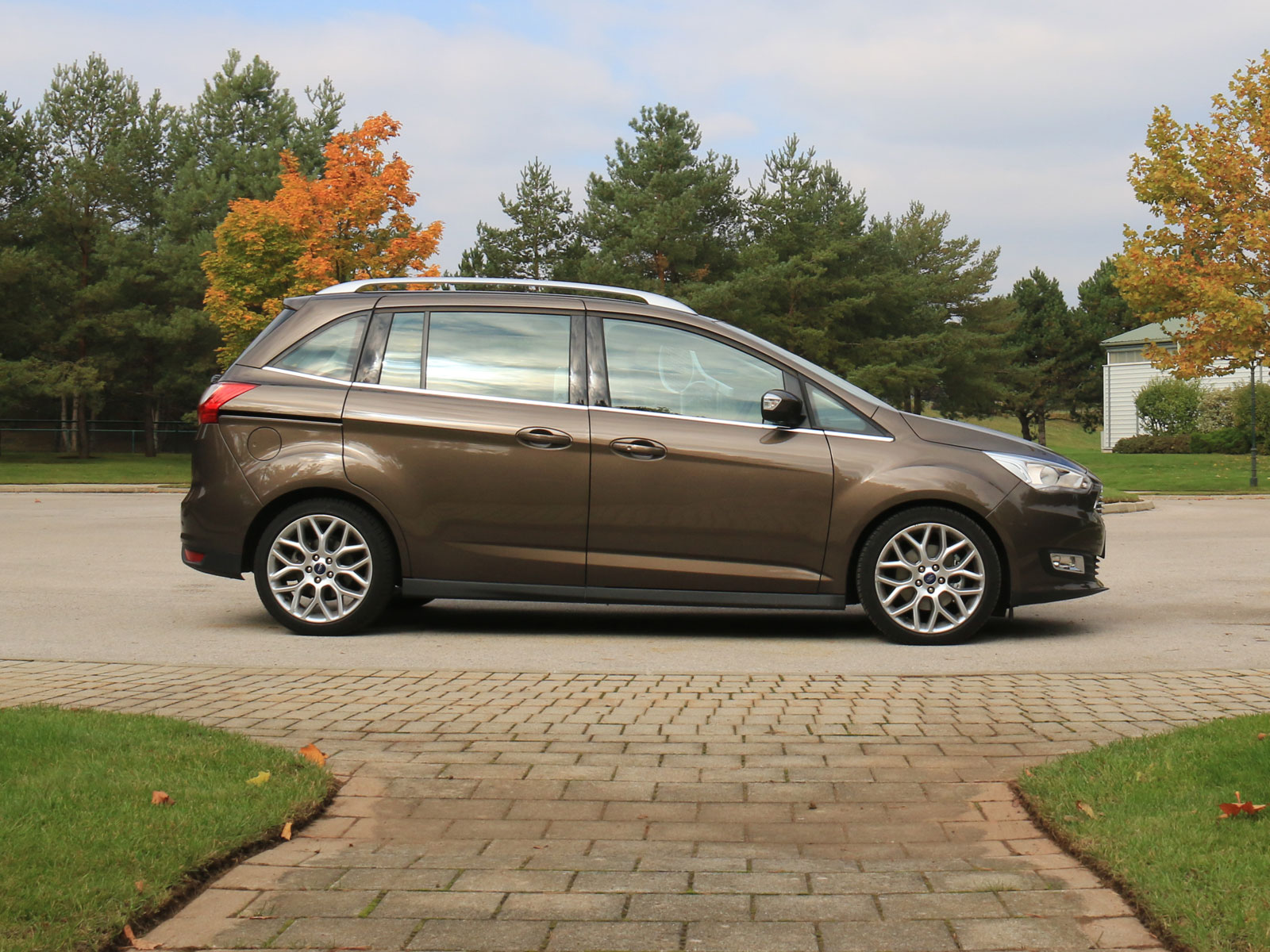 Российские 7 местные автомобили. Форд c-Max семиместный. Ford Grand c-Max 2.0 110 KW -15. Ford c Max Hybrid семиместный. Ford Grand c-Max r18 оригинальные.