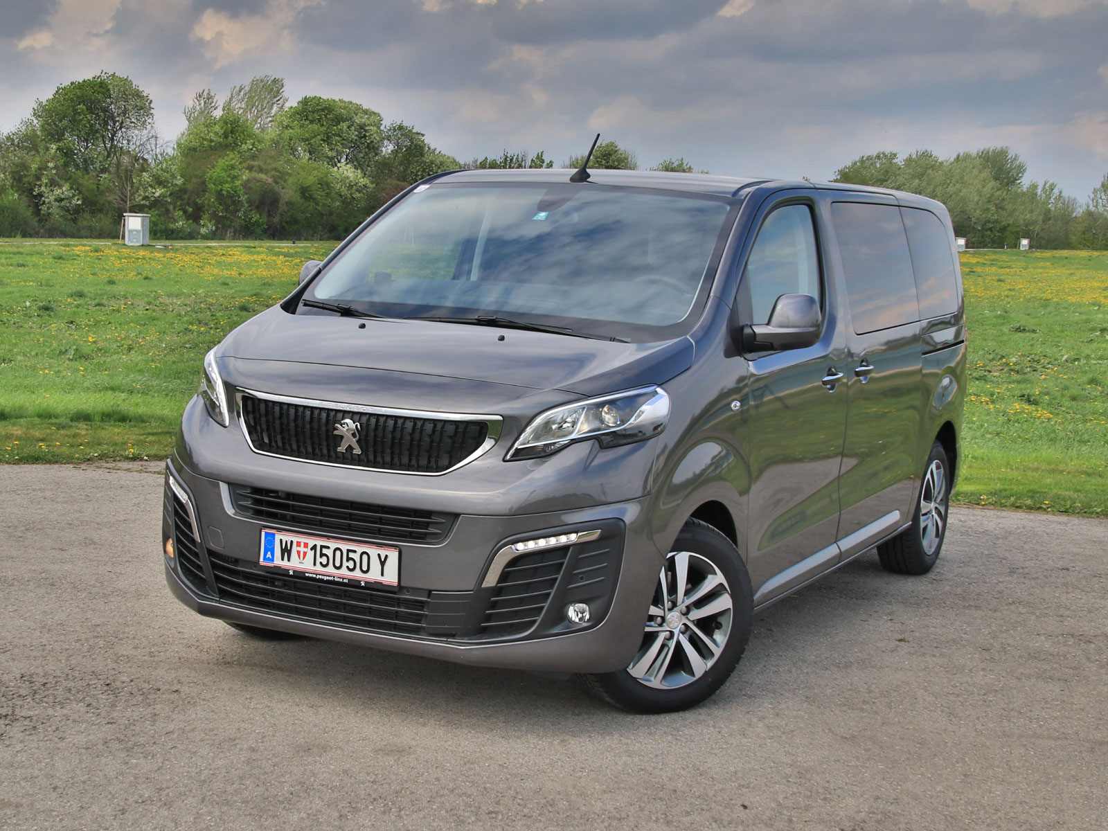 Купить минивэн пежо. Минивэн Peugeot traveller. Пежо Тревеллер 2022. Peugeot traveller Minivan. Peugeot traveller 2014.