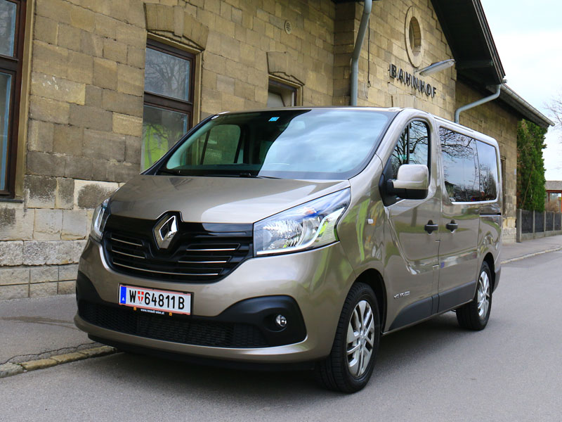 Рено трафик поколения. Рено трафик Пассенджер. Рено трафик 2. Рено трафик 202. Renault Trafic 9 мест.