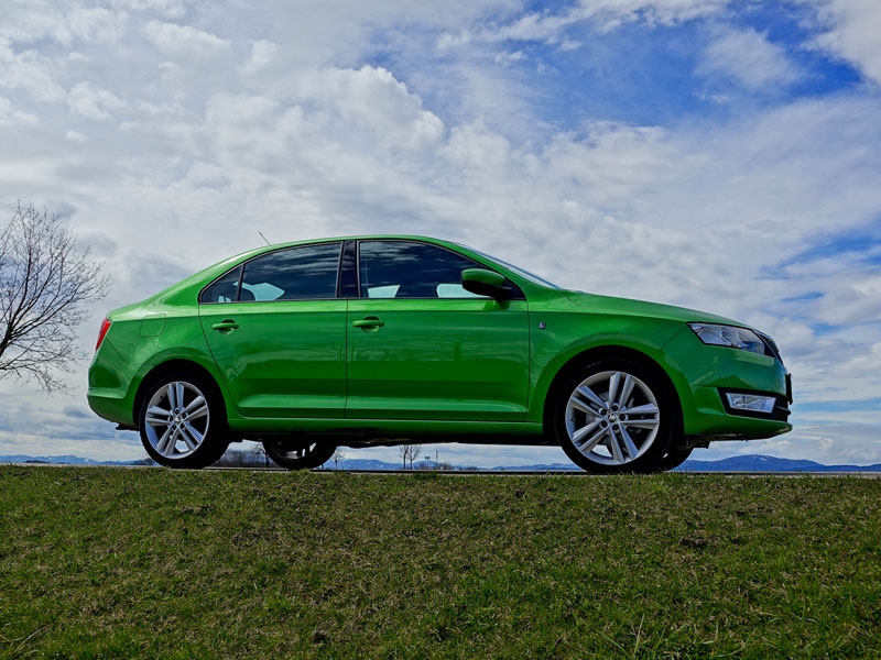Skoda Rapid зеленая