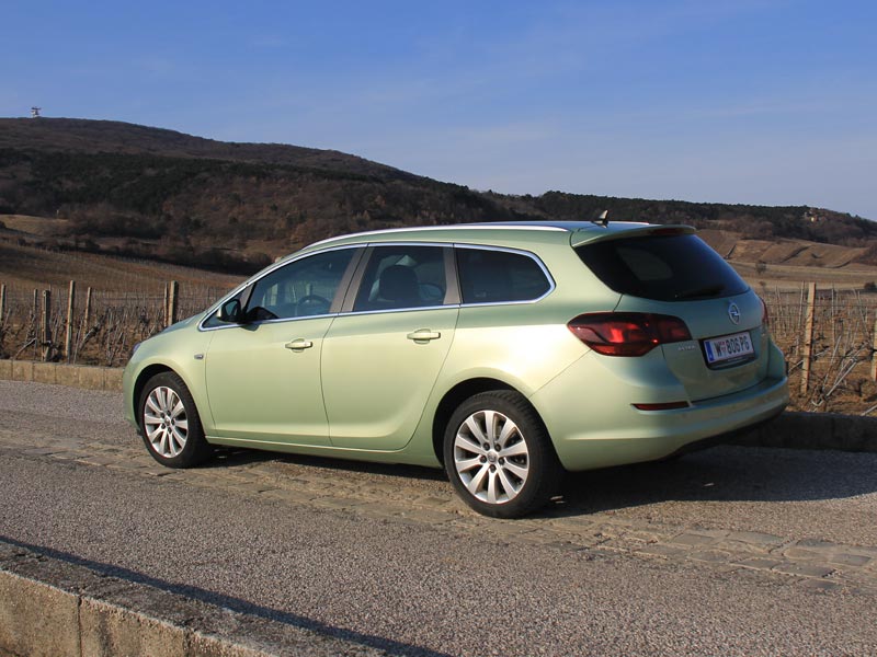 Купить опель универсал москве. Opel Astra Sports Tourer 2012. Opel Astra j универсал.