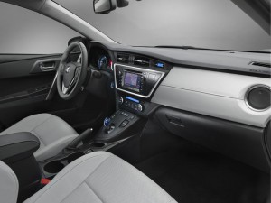 2012 toyota auris 05