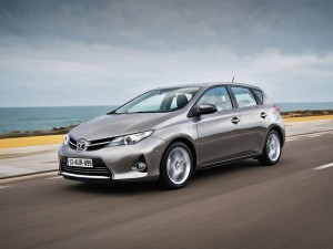 2012 toyota auris 01