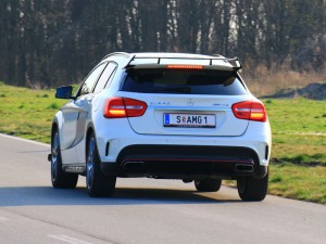 Mercedes GLA 45 AMG Heck in Fahrt