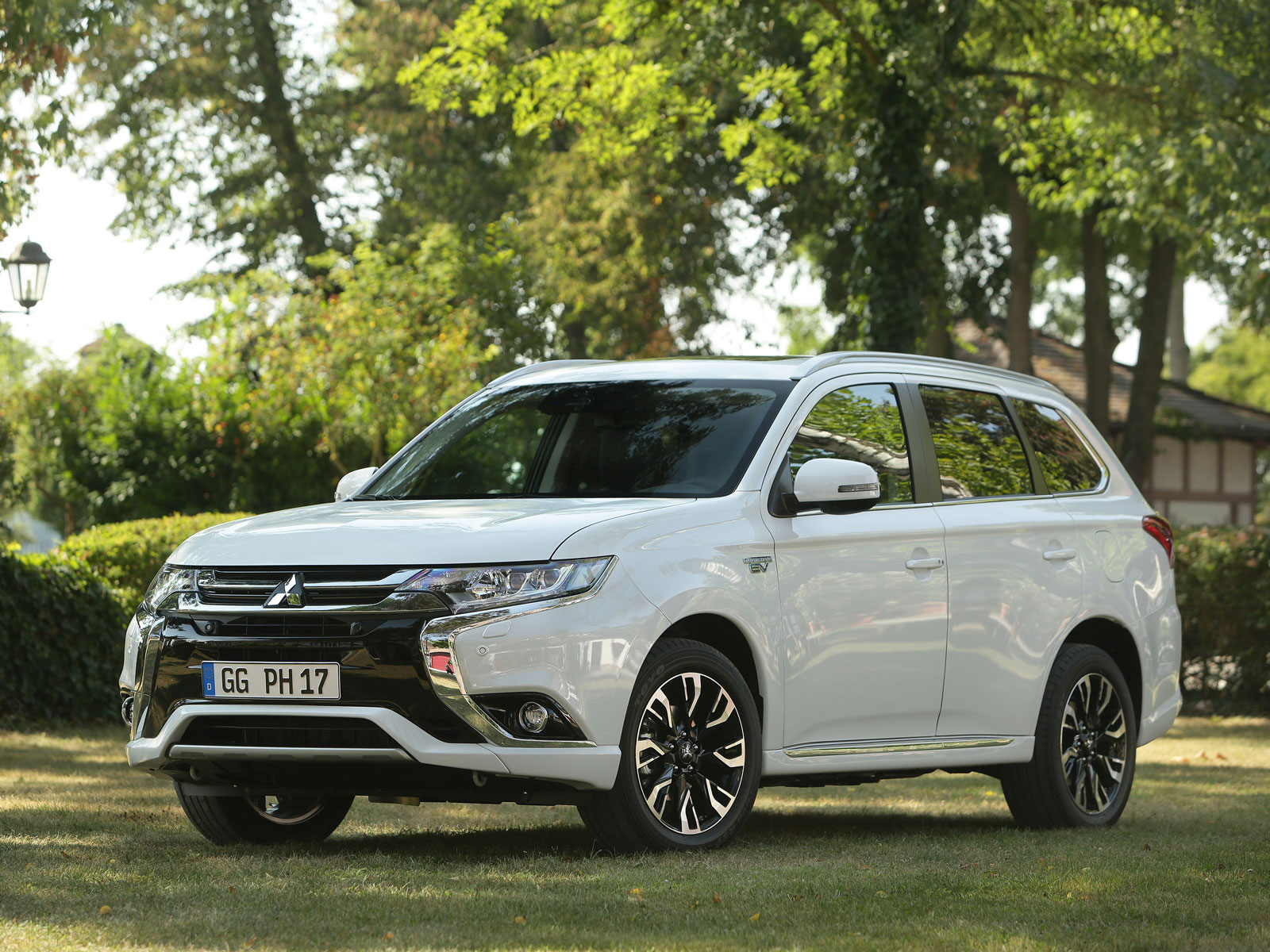 Mitsubishi outlander 2017. Митсубиси Аутлендер 3. Мицубиси Аутлендер 2017 PHEV. Мицубиси Аутлендер PHEV. Митсубиси Аутлендер PHEV 2022.