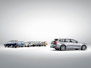 173848 Volvo V90 vor einem Line up historischer Volvo Kombi Modelle 1