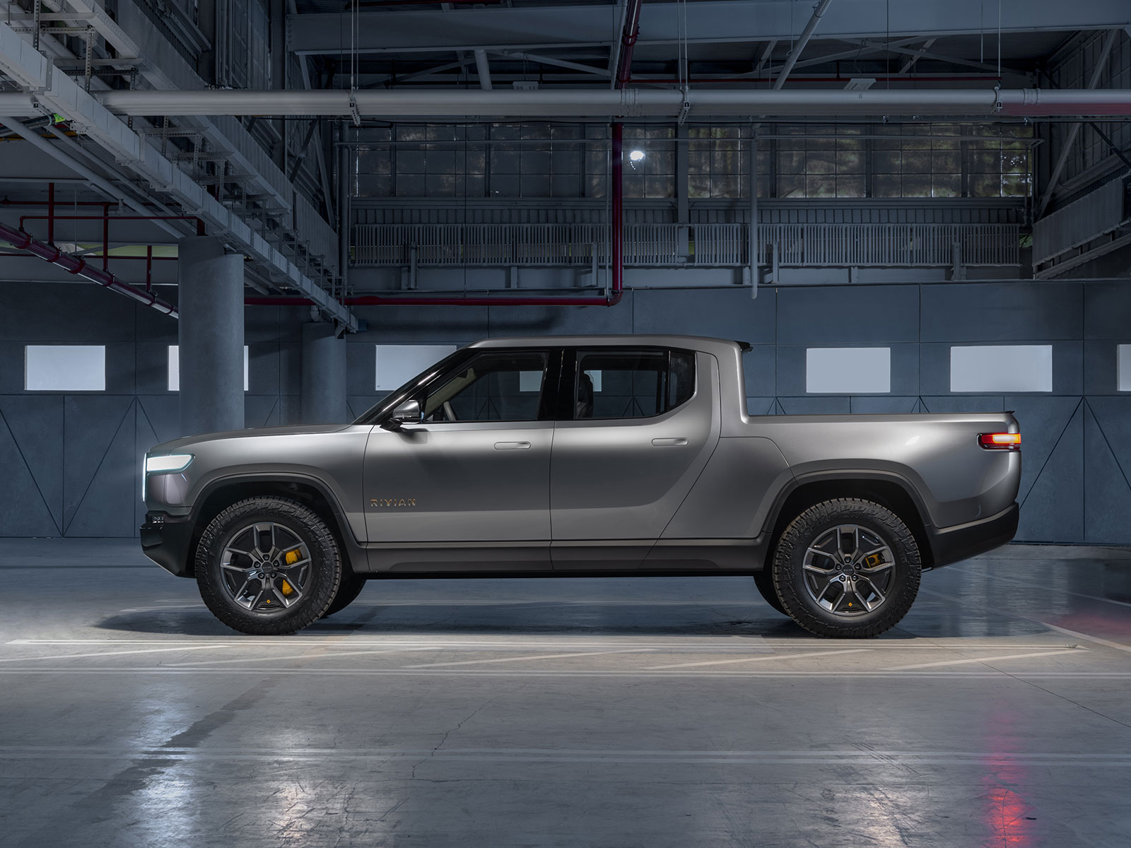 2018_11_B.Rivian_R1T_Side_View AutoGuru.at