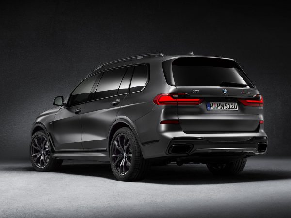 P90386159 highRes bmw x7 edition dark