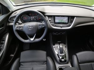 Opel Grandland X Hybrid4 Ultimate Innenraum