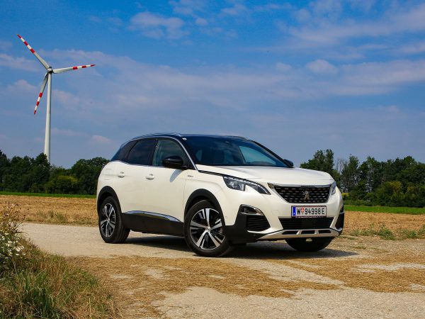 Peugeot 3008 HYBRID4 Front