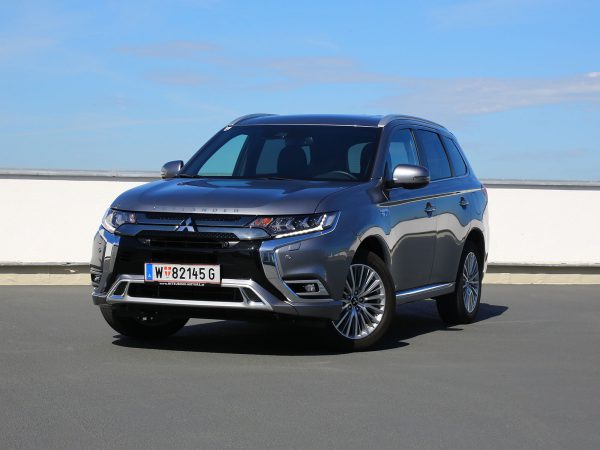 Mitsubishi Outlander Diamond PHEV Front