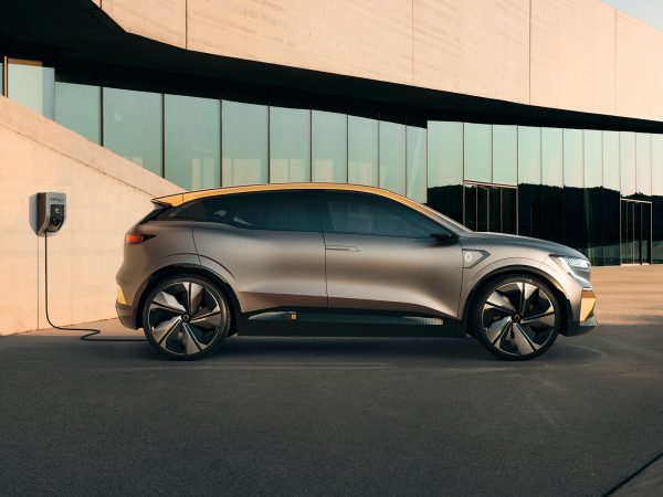 RENAULT MEGANE eVISION 05