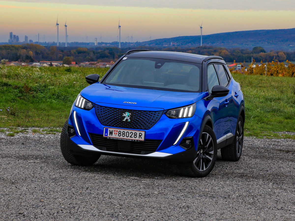 Peugeot e-2008 GT Front