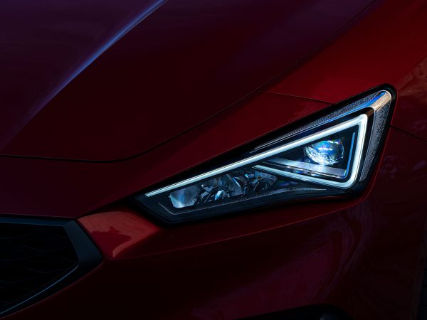 800 hours in pitch darkness to test the lights of the SEAT Leon 03 HQ