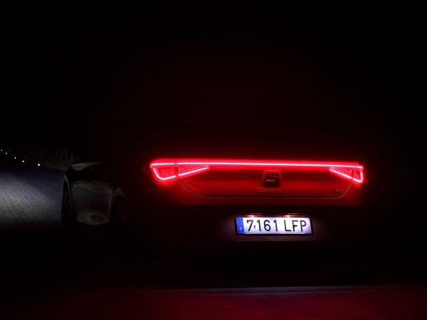 800 hours in pitch darkness to test the lights of the SEAT Leon 07 HQ