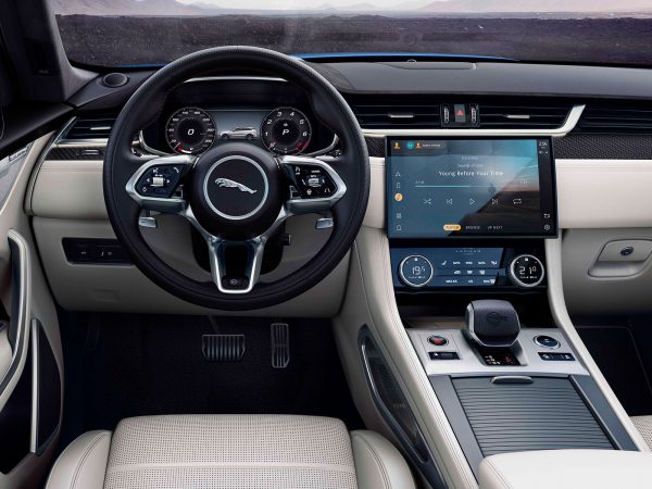 Jaguar F Pace SVR 2021 03
