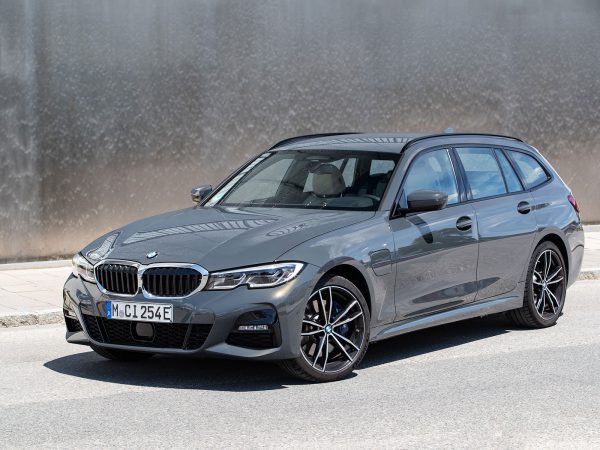 P90395666 highRes the bmw 320e touring