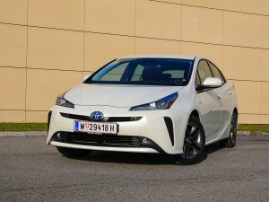 Toyota Prius 1,8 Hybrid E-four Lounge