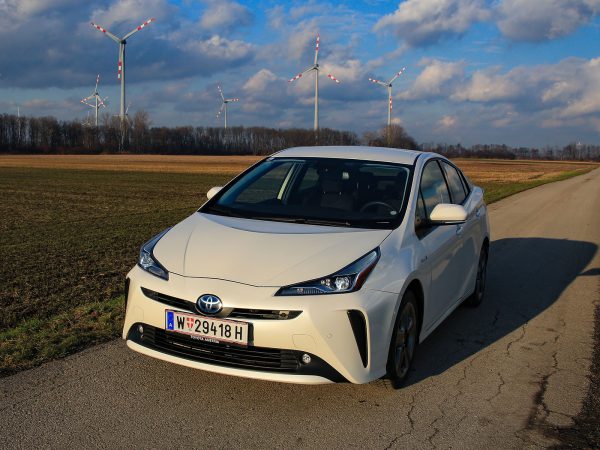 Toyota Prius 1,8 Hybrid E-four Lounge