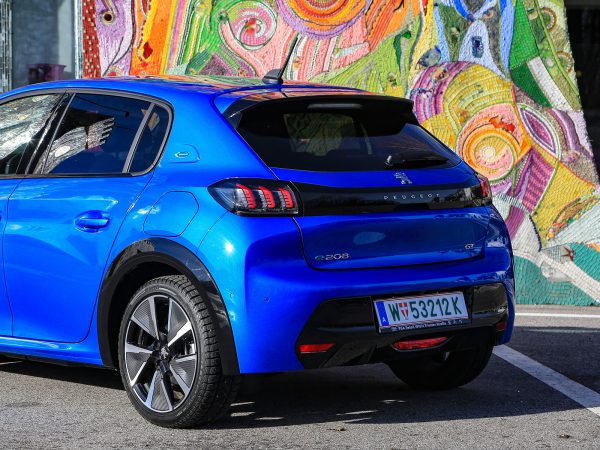 Peugeot e-208 GT