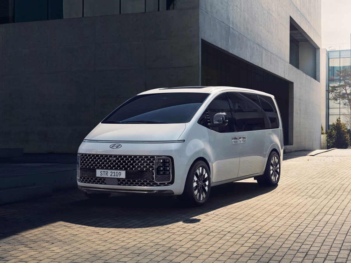 Hyundai Staria Premiere 2021 01