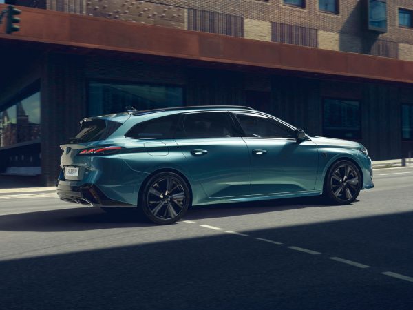 Peugeot 308 SW 2021 02