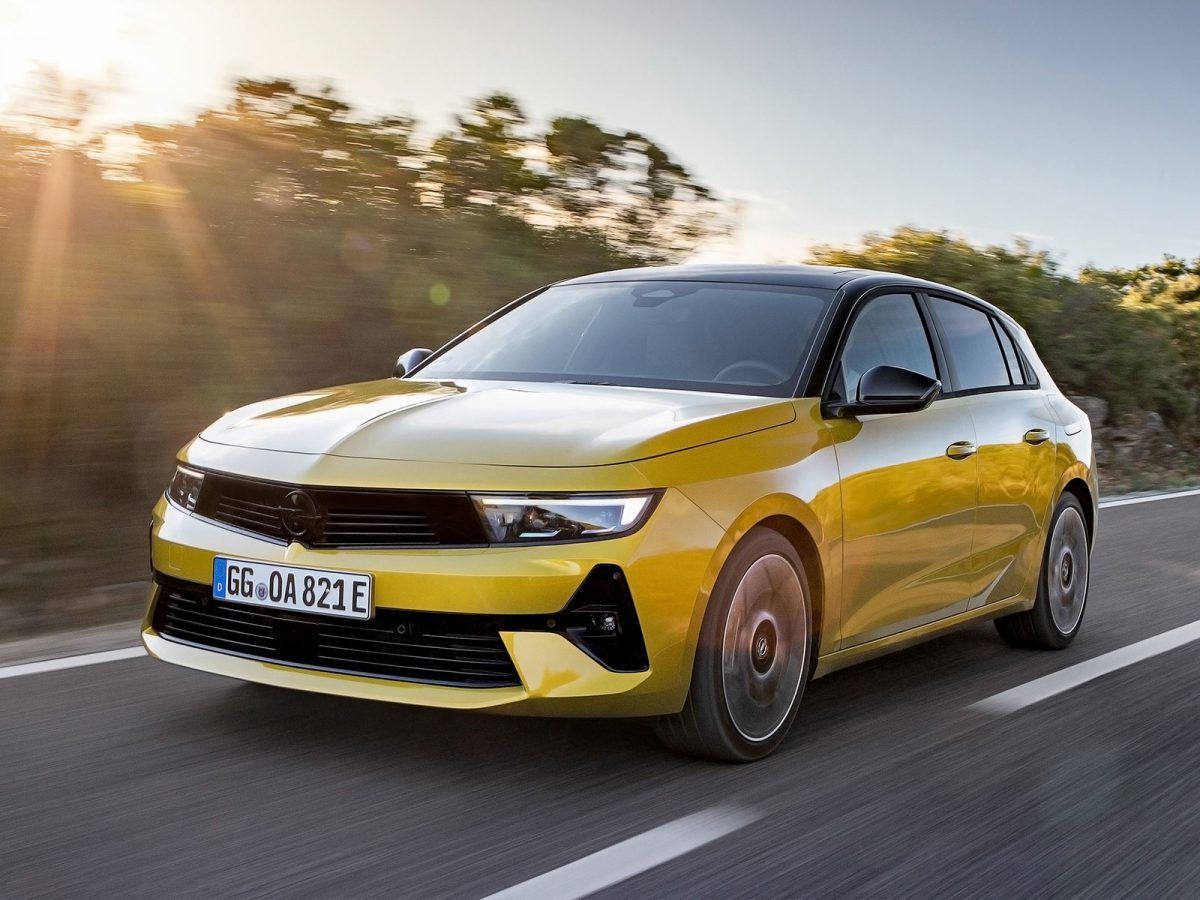 Opel Astra PHEV 2022 01