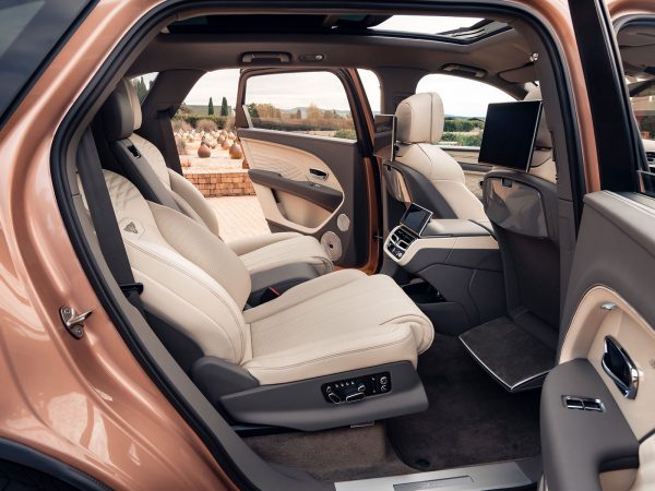 Bentley Bentayga LWB 2022 04
