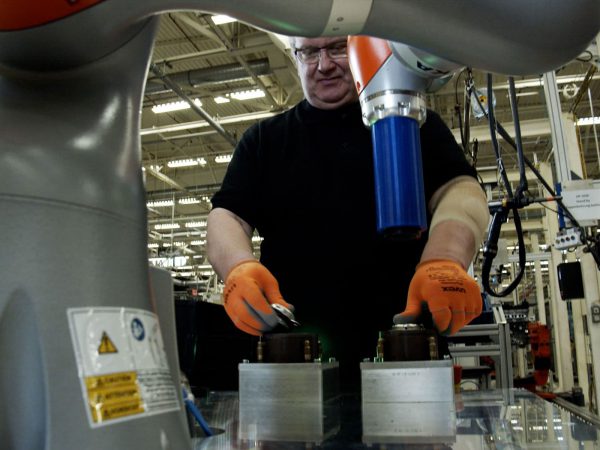 Ford Kobot MItarbeiter legt Spulen ein 002