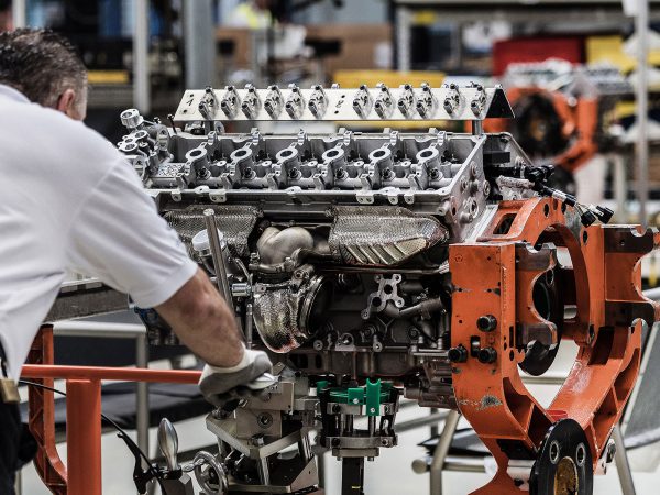 5.2l V12 Twin Turbo AE31 Turbolader Montage 002