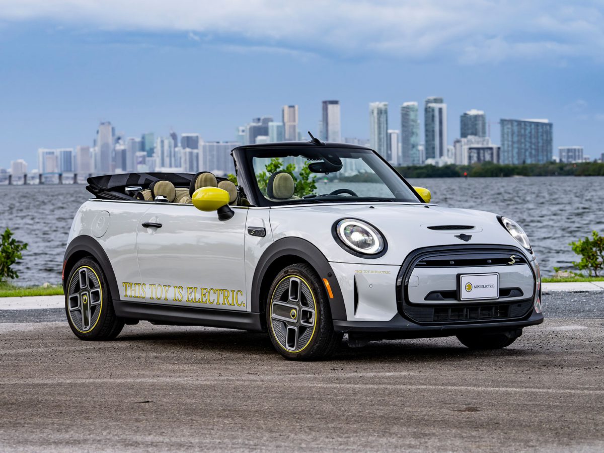 Mini Cooper SE Cabrio 2022 01