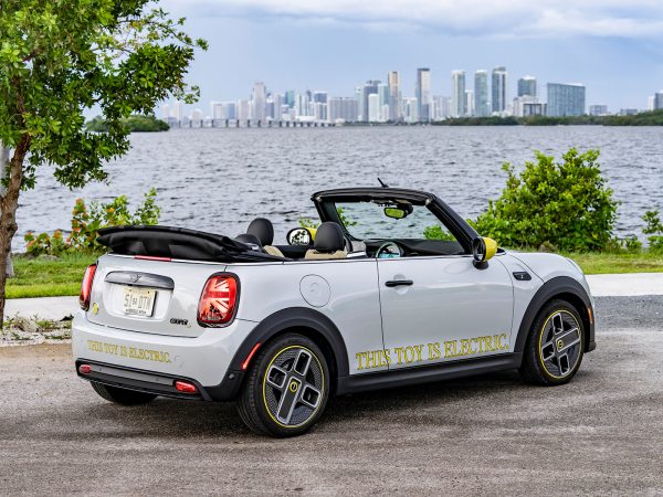 Mini Cooper SE Cabrio 2022 02