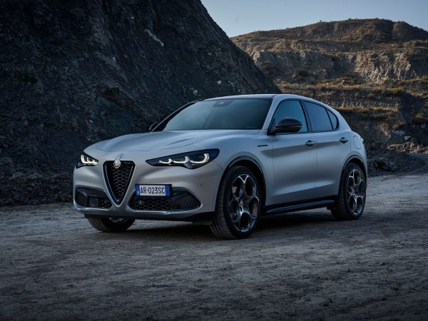 Alfa Romeo Stelvio 2022 01