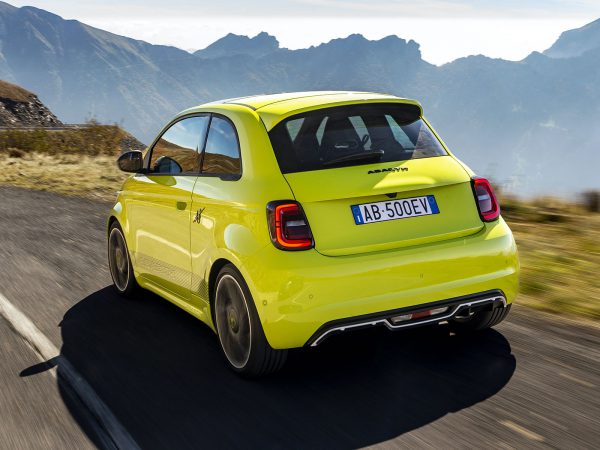 Abarth 500e 2022 02