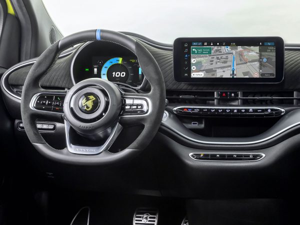 Abarth 500e 2022 04
