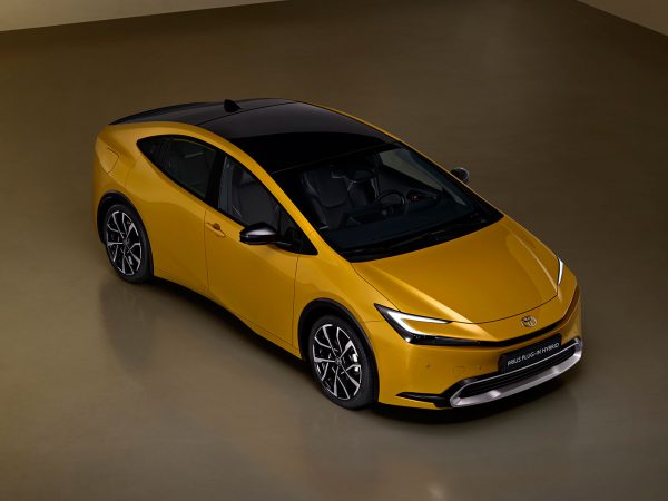 Toyota Prius PHEV 2022 01
