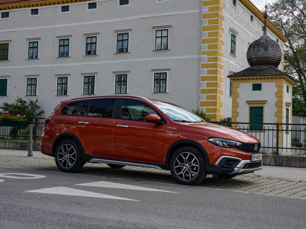 Fiat Tipo Kombi Cross Hybrid 130