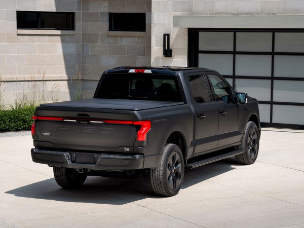 Ford F-150 Lightning Platinum Black (c) Ford