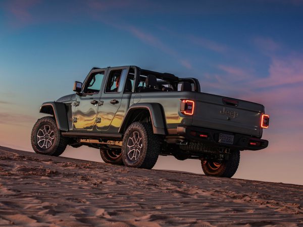 (c) Jeep Gladiator (c) Jeep