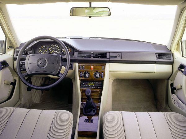 (c) Mercedes-Benz AG