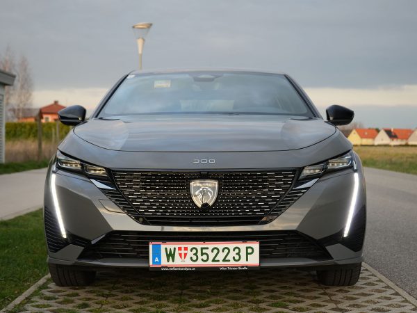 Peugeot e-308 (c) Johannes Ibrahim