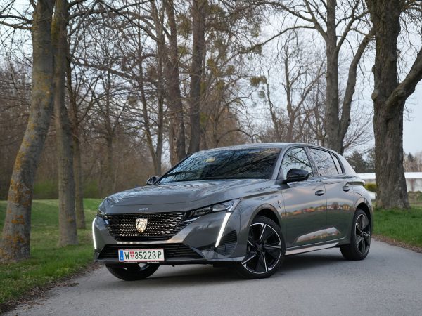 Peugeot e-308 (c) Johannes Ibrahim