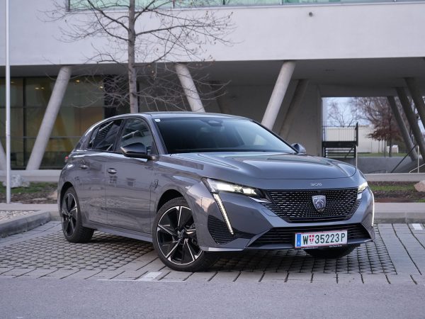 Peugeot e-308 (c) Johannes Ibrahim
