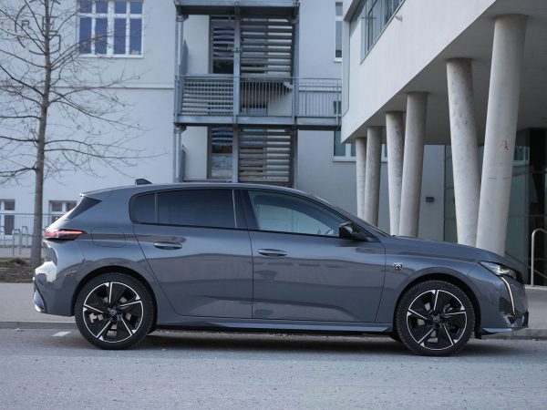Peugeot e-308 (c) Johannes Ibrahim