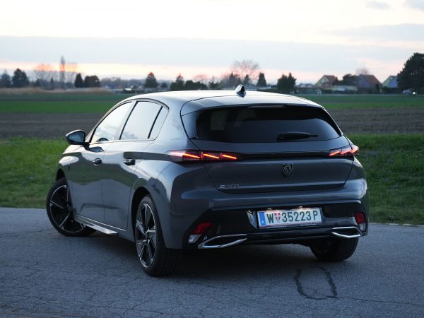 Peugeot e-308 (c) Johannes Ibrahim
