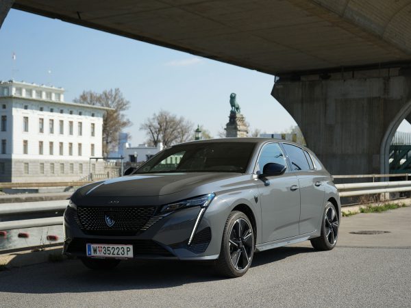 Peugeot e-308 (c) Johannes Ibrahim