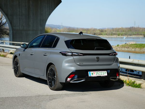 Peugeot e-308 (c) Johannes Ibrahim