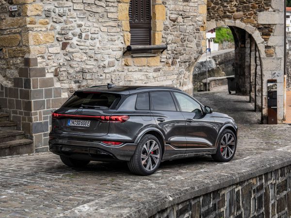 (c) Audi AG