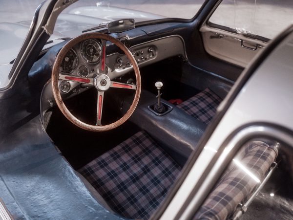 (c) Mercedes-Benz AG