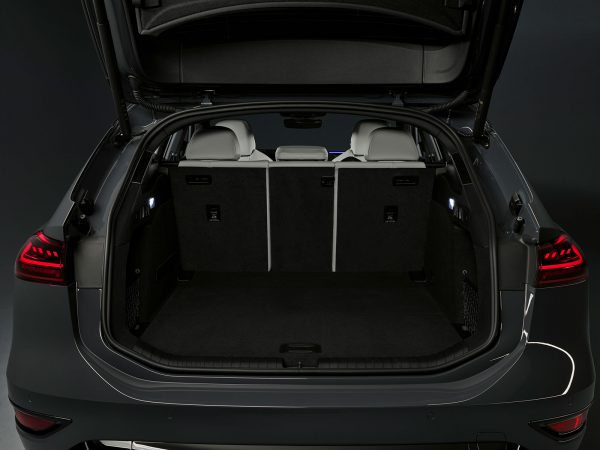 (c) Audi AG